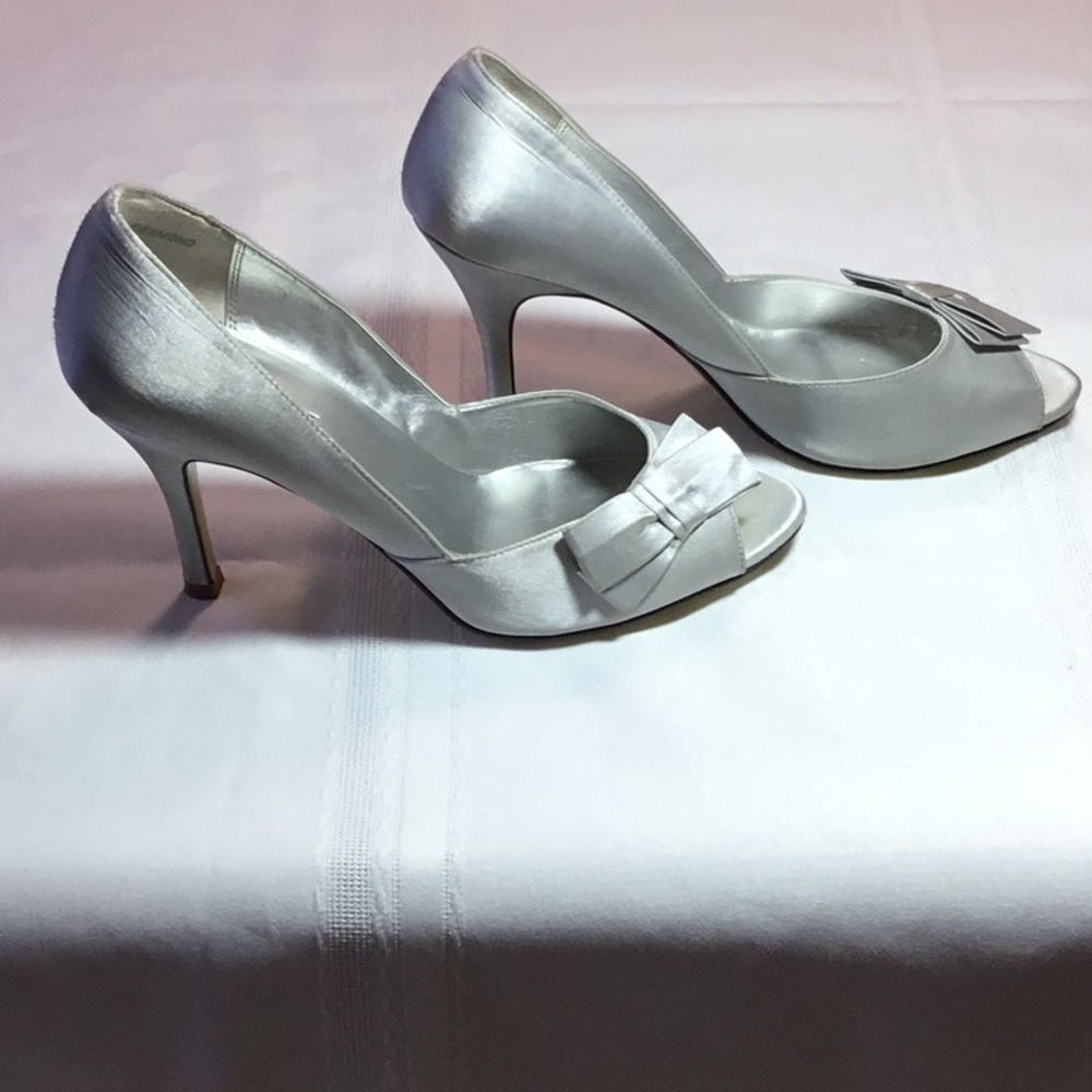 Sliver satin peep-toe pump